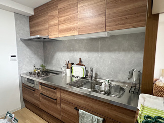 キッチンリフォーム 木目×グレーが美しく調和したモダンキッチン