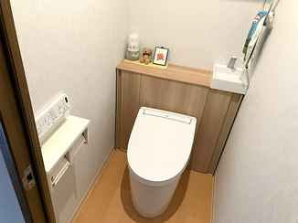 トイレリフォーム 見た目も清掃性もグレードアップしたキャビネット付きレストルーム