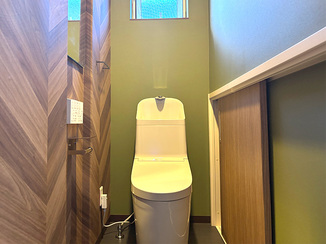 トイレリフォーム 棚をなくして壁紙で魅せるおしゃれなレストルーム