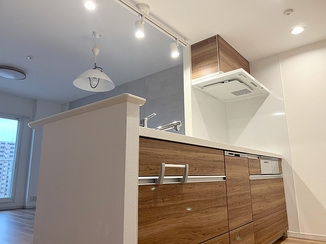 キッチンリフォーム 家族とのつながりを感じられる、開放感あふれるキッチン