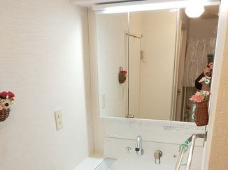 洗面リフォーム 日々のお掃除が簡単な壁出し水栓の洗面化粧台