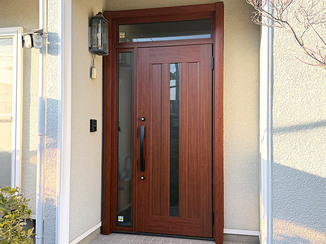 玄関ドアリフォーム  見た目の雰囲気を保ちつつ、断熱性と耐久性を高めた玄関ドア