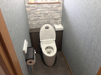 トイレリフォーム シックなカラーで落ち着いた空間に仕上げたレストルーム